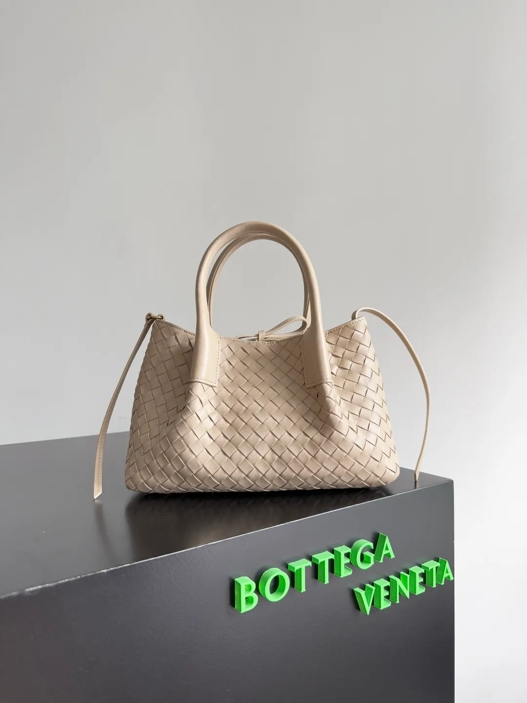 Batch 1660 BOTTEGA VENETA 2025 new product pinacoteca has super soft leather, and the weaving function, practicality and relaxed fashion sense have not fallen behind❤️‍🔥Amway has given sisters a must-have bag when going out. The size of the bag also accurately meets the commuting needs of urban beauties. It can accommodate mobile phones, keys, lipstick, powder, sunscreen, shopping bags...all of it! ! ! 🔥The capacity should not be underestimated~ It does not choose people, clothes, or occasions. With its majestic curved outline, exquisite woven texture, delicate edges and rounded handles, this woven vegetable basket bag truly achieves the goal of "dressing up and being fashionable without getting in the way"~ Are you interested in Jimei? Style number: 819004 Size: 24*15*12cm
